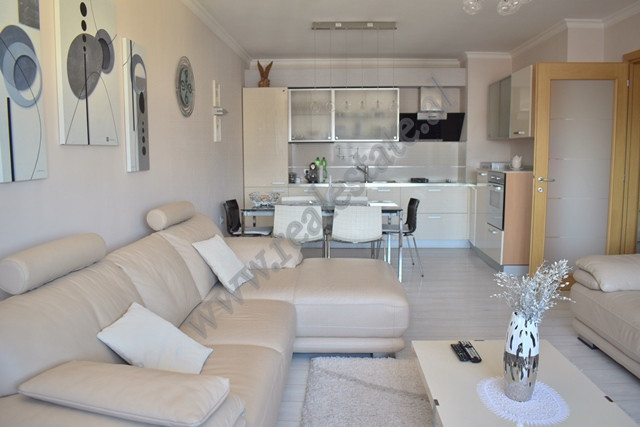 Apartament 1+1 me qera ne rrugen Ymer Kurti prane Sheshit Wilson ne Tirane.
Pozicionohet ne katin e